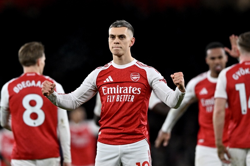 La imparable marcha de los Gunners: Arsenal vence a Aston Villa con autoridad y se consolida en la cima de la Premier League.