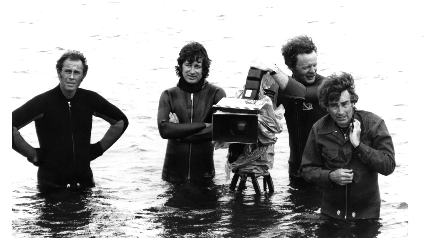 El Regreso Triunfal: "Tiburón" Vuela Alto, Superando a Las Nuevas Estrellas del Cine en Taquilla