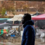 La fuerza pública se enfrenta a la crisis humanitaria en la frontera: desahucio masivo de migrantes en instalaciones escolares.