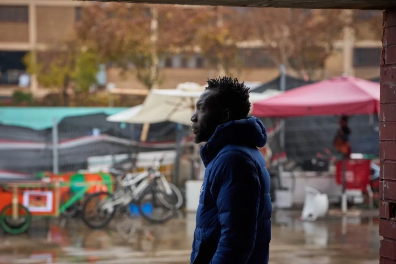 La fuerza pública se enfrenta a la crisis humanitaria en la frontera: desahucio masivo de migrantes en instalaciones escolares.