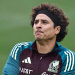 "El golpe del error: Memo Ochoa sufre un terrible batacazo en la Liga Cipriota"