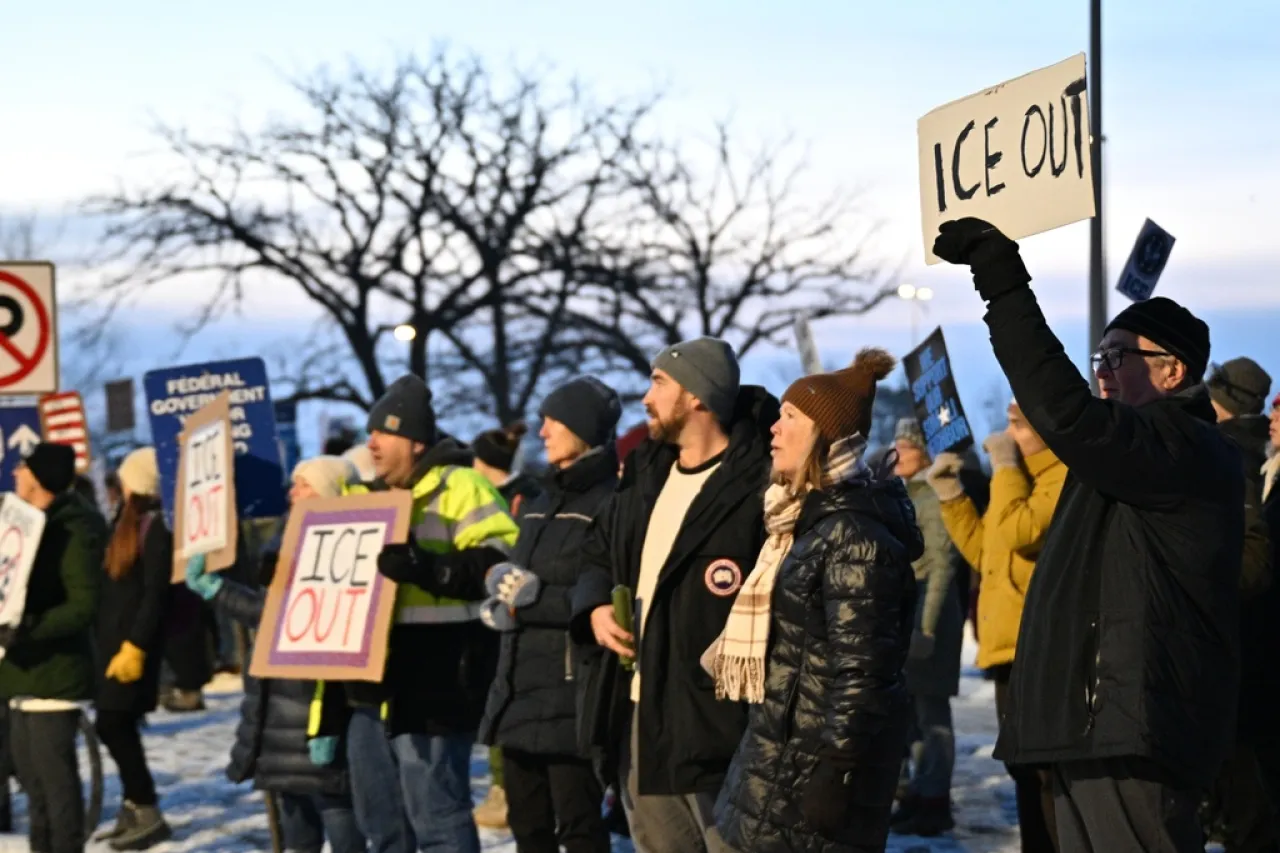 "La ira y la justicia se alzan en Minneapolis: una ciudad en llamas después de la tragedia del ICE"