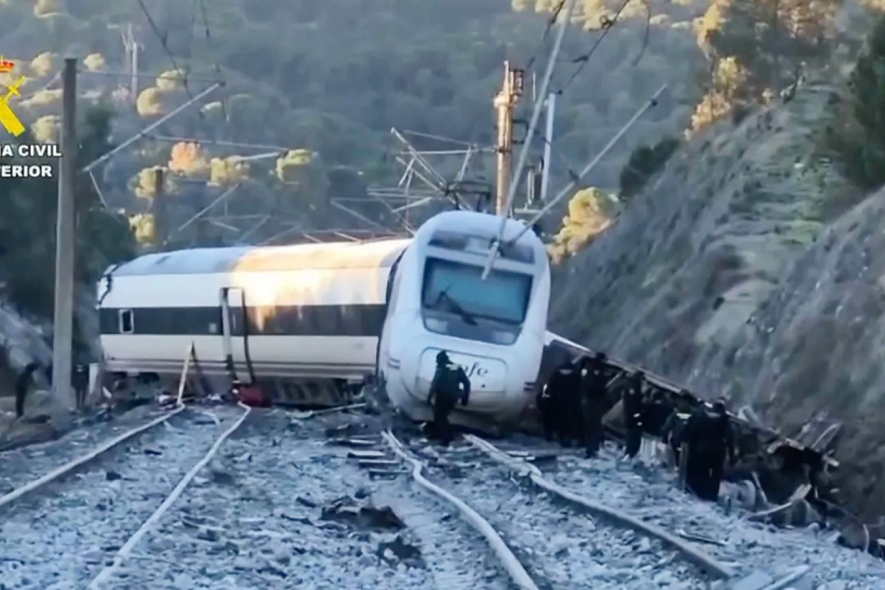 Desastre ferroviario en España: Mueren al menos 39 personas en shockante colisión entre dos trenes.