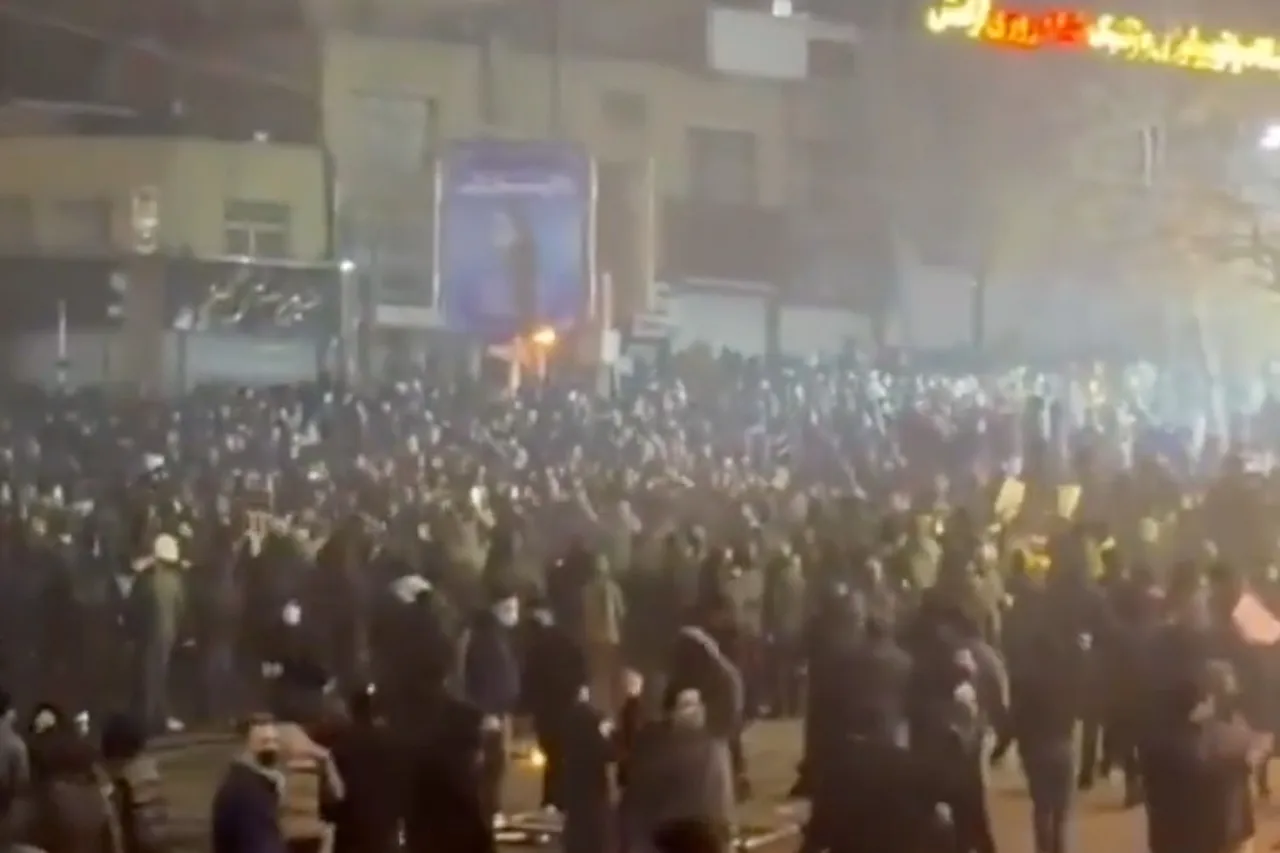 "La censura digital golpea a Irán: país cierra redes y sume a millones en la oscuridad"