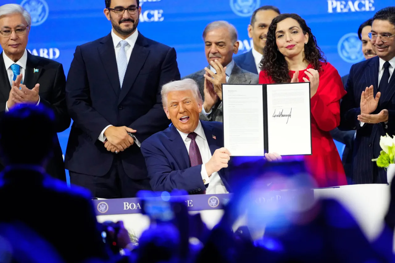 Trump lanza una iniciativa global para la estabilidad y crecimiento económico en el escenario internacional de Davos.