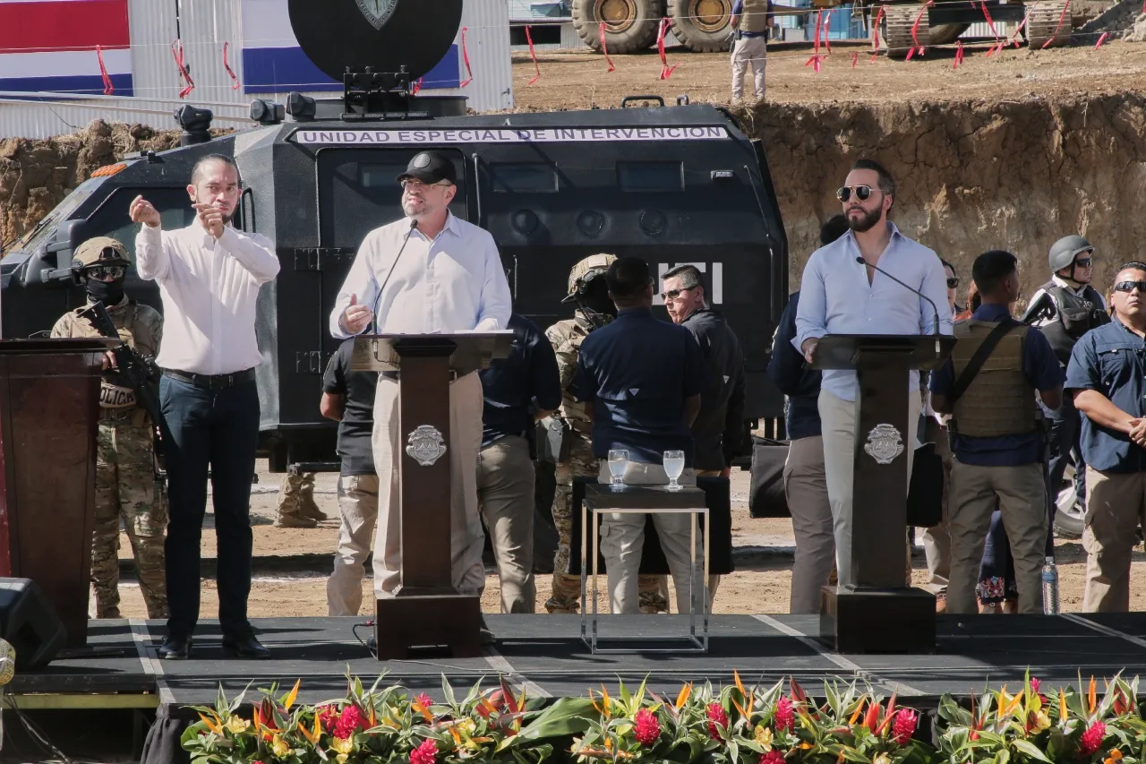 "La justicia en marcha: El presidente de Costa Rica presenta un ambicioso plan para modernizar la penitenciaría y mejorar la seguridad pública en el país"