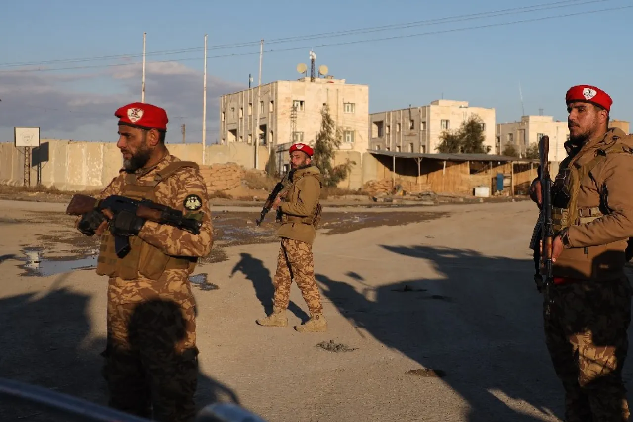 "Operación de seguridad crucial: El gobierno sirio logra tomar el control de una prisión clave donde se encontraban militantes del Estado Islámico"
