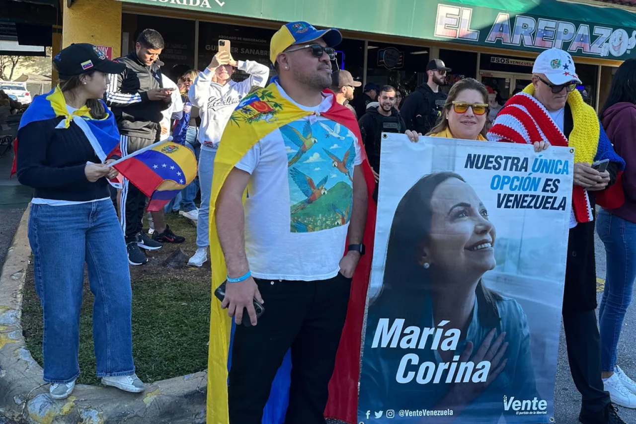 "La fiesta de la libertad: venezolanos del sur de Florida albergan un momento histórico con la caída de Nicolás Maduro"