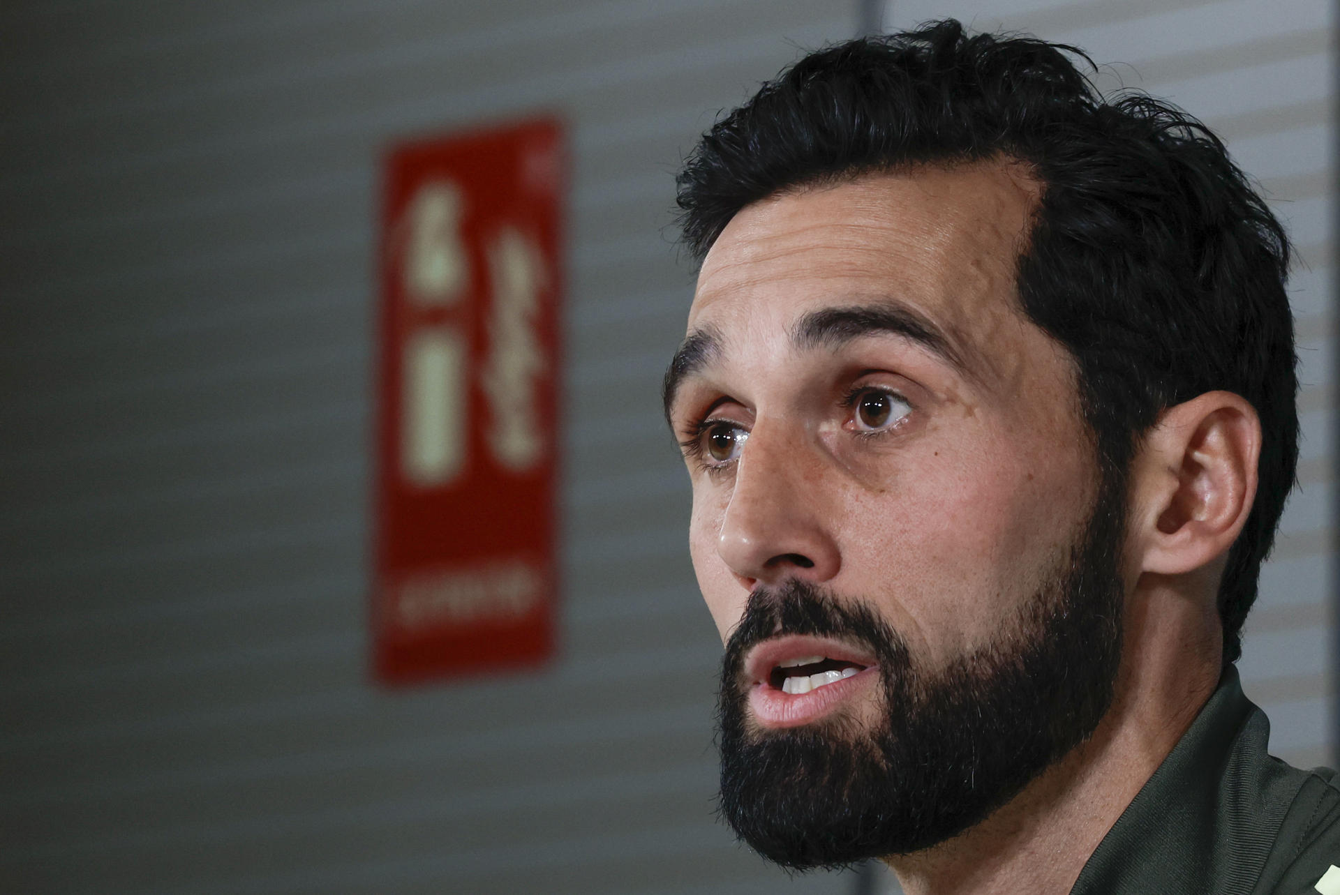 "El destino de Arbeloa en el Real Madrid se decide: ¿irá hacia la puerta o hacia la salida?"