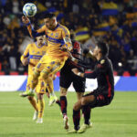 "Tigres de la UANL Roban Liderato a Tolucanos en Duelo de Clausura"