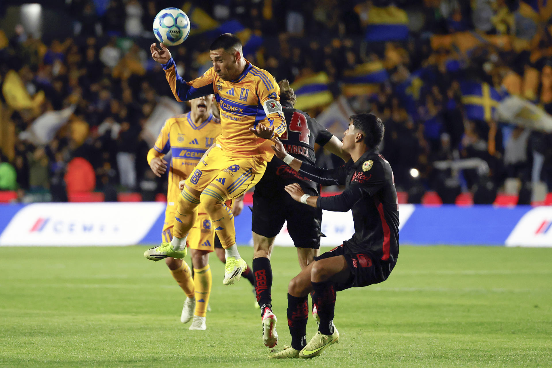"Tigres de la UANL Roban Liderato a Tolucanos en Duelo de Clausura"