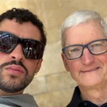 CEO de Apple se ríe con Bad Bunny en una sorpresa divertida en la cima del Super Bowl.