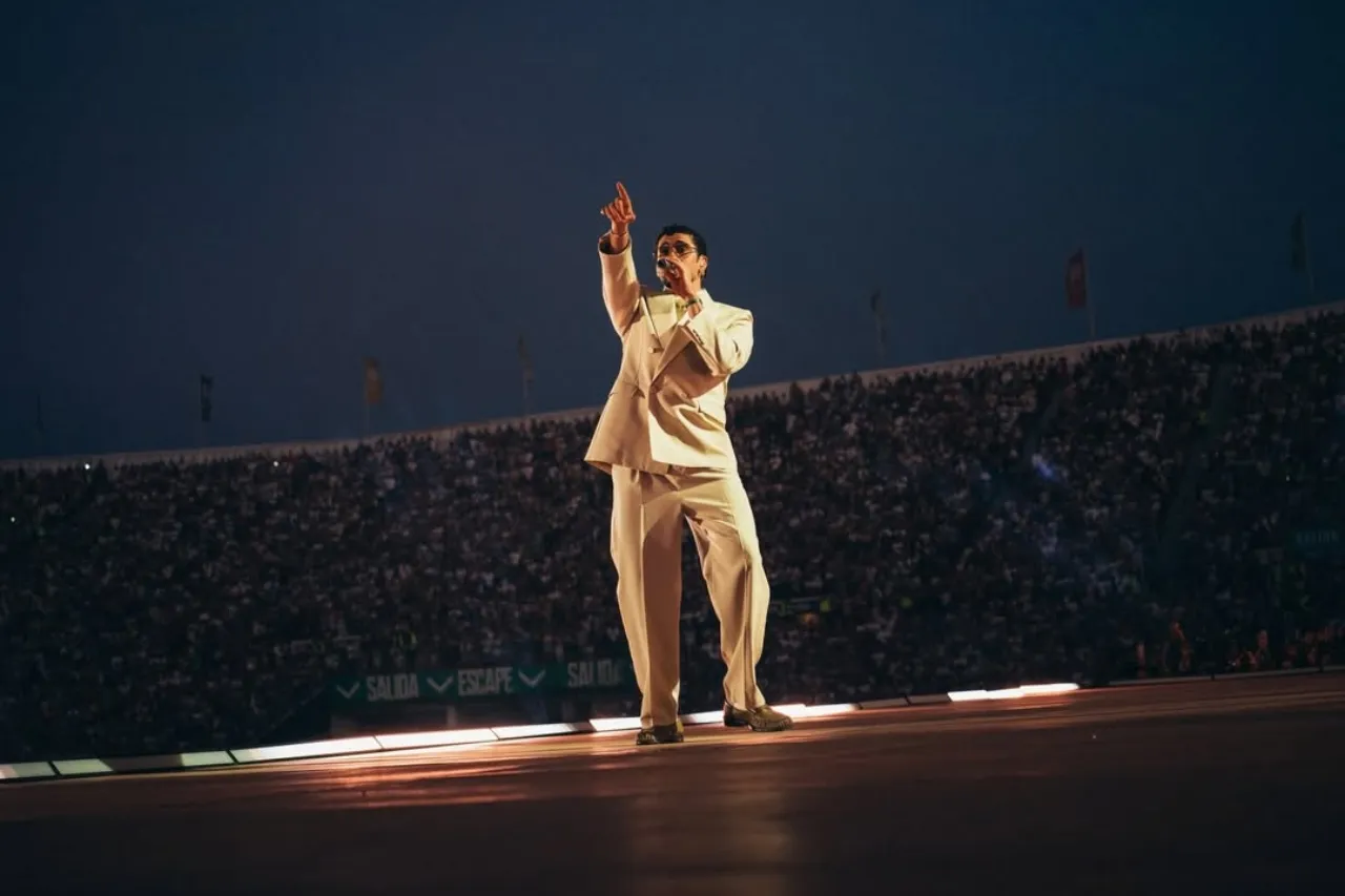 Bad Bunny se enfrenta al presidente Trump y la inmigración en el escenario del Super Bowl.