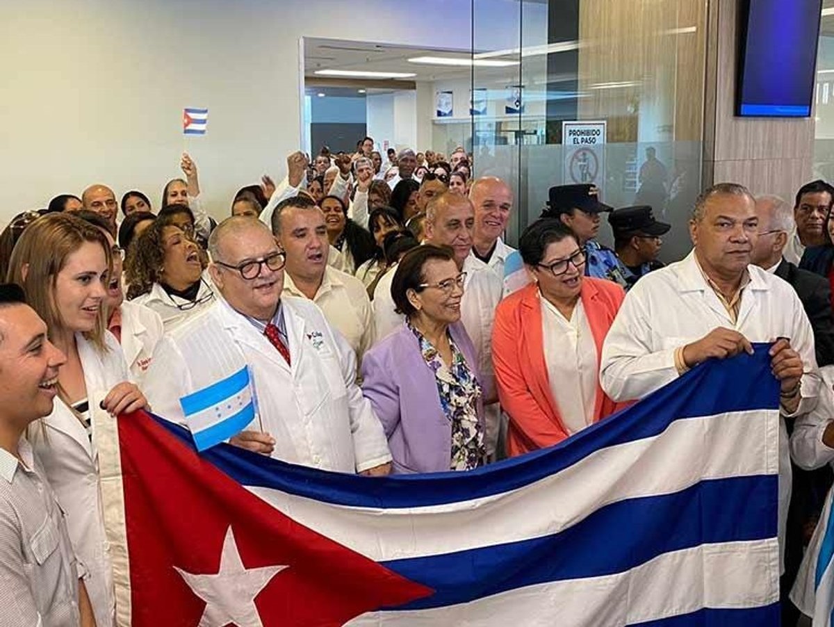 Honduras cancelará convenio con Cuba; 169 médicos deberán abandonar el país