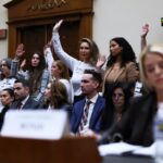 Secretaria de Justicia defiende a gritos a Trump ante congresistas por caso Epstein